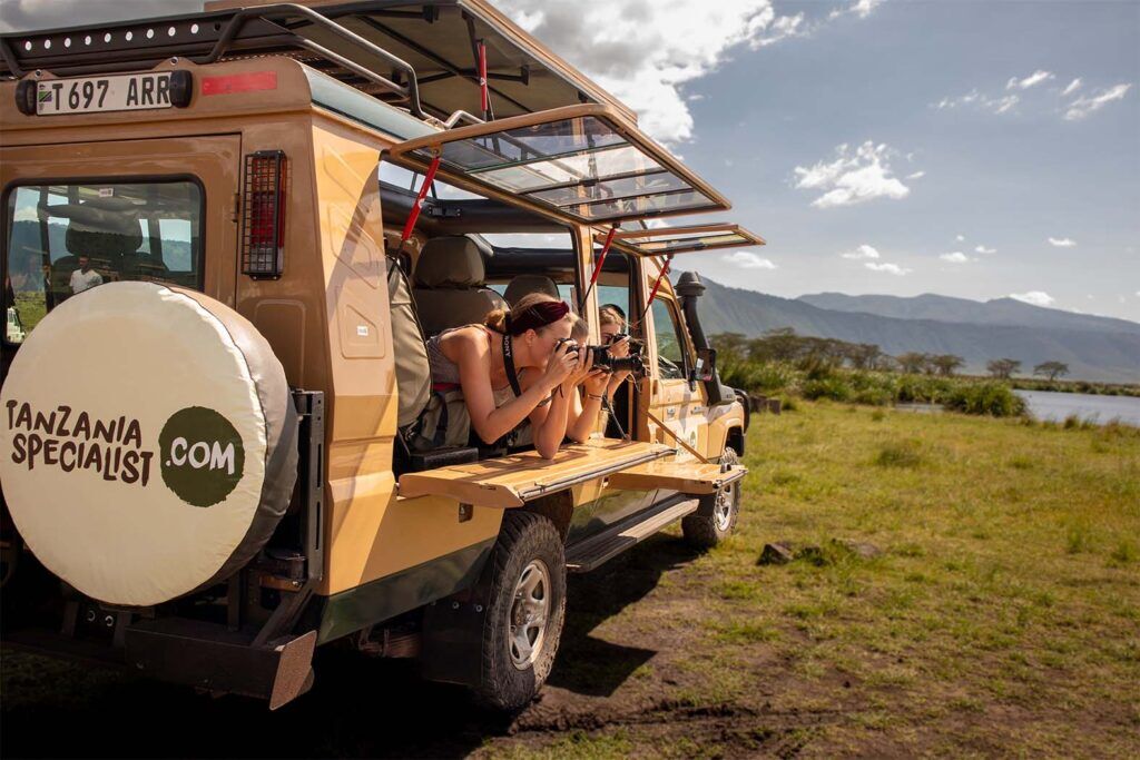 Gente haciendo fotos desde el jeep