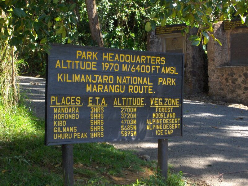 Ruta Marangu (1/6) | Marangu Gate (1860 m) - Mandara Huts (2720 m)