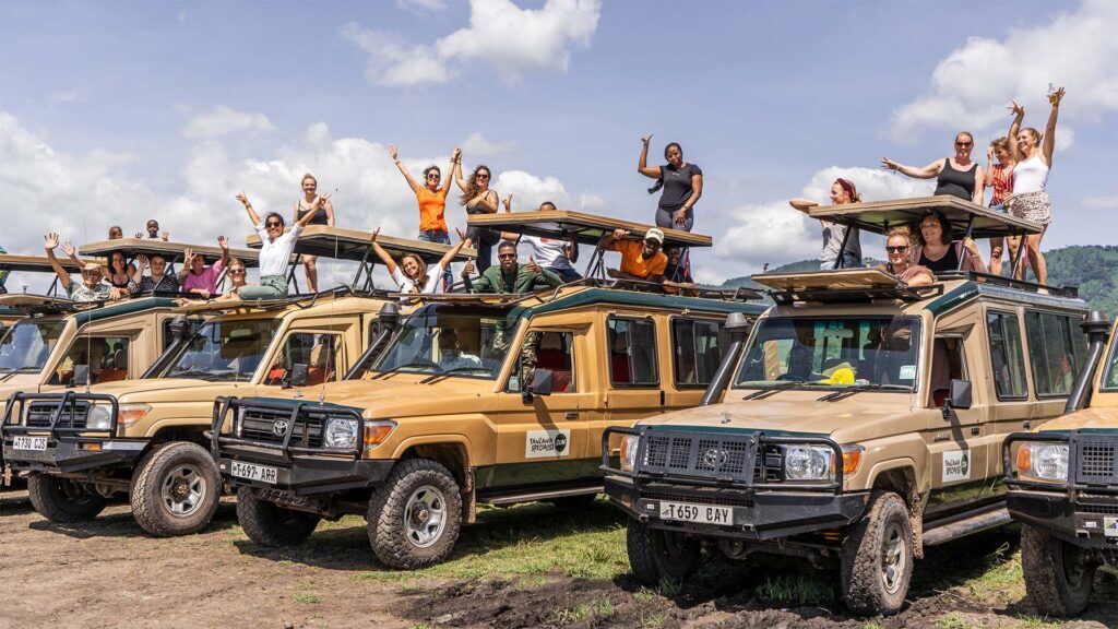 Nuestros expertos en Tanzania con los jeeps