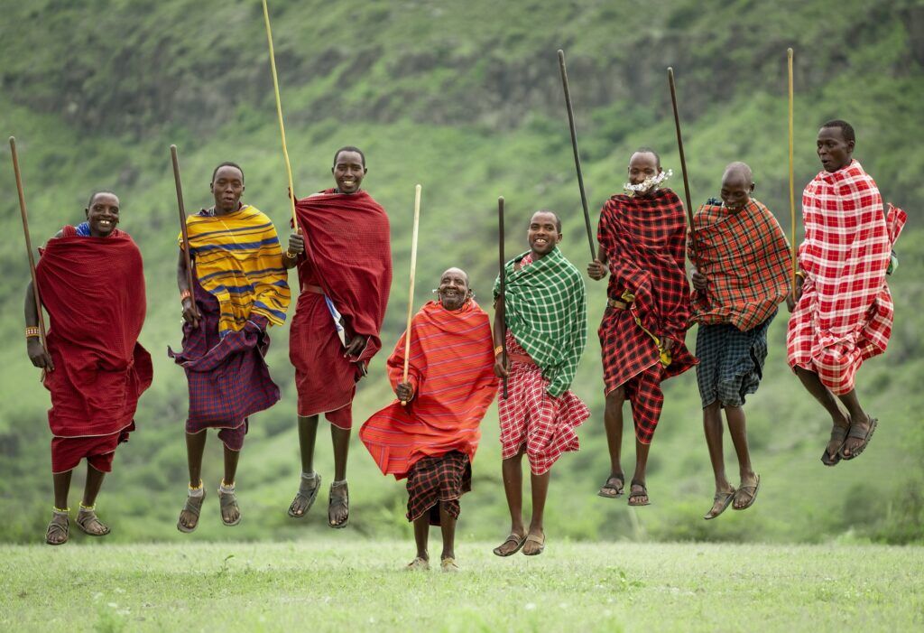 tribu masái saltando